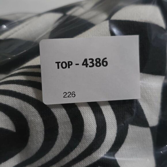 Wild Fable S Black White Optical Illusion Sweatshirt - Picture 6 of 6